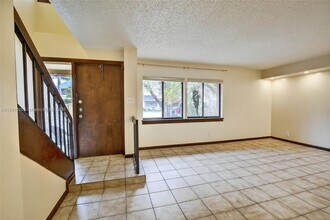 247 Wimbledon Lakes Dr in Plantation, FL - Building Photo - Building Photo