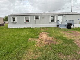 6977 Leann Ln in Wallis, TX - Building Photo