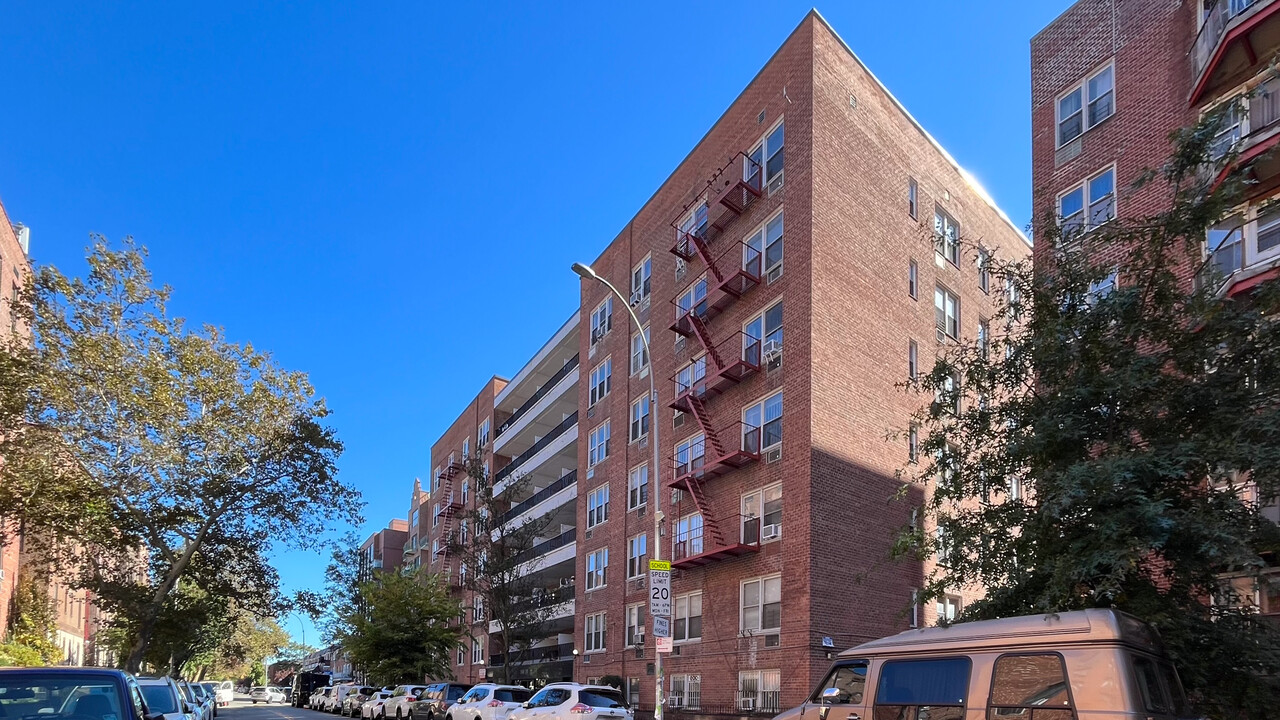 14430 Roosevelt Ave in Flushing, NY - Building Photo