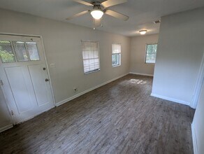 1056 Detroit Cir W in Jacksonville, FL - Foto de edificio - Building Photo