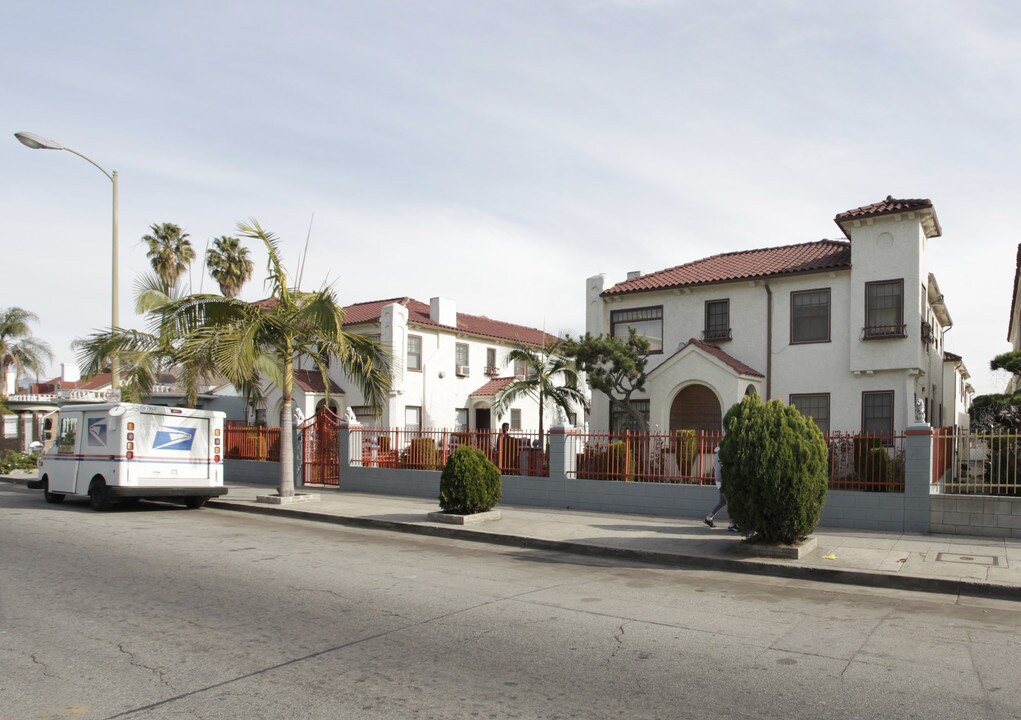 322-332 1/2 N Rampart Blvd in Los Angeles, CA - Building Photo