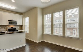 136 Waypoint Dr in Eatontown, NJ - Foto de edificio - Building Photo