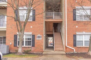 514 Coppola Dr in South Plainfield, NJ - Building Photo