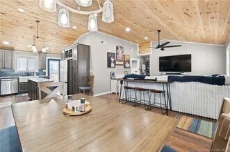 102 Melanie Ln in Charlestown, IN - Foto de edificio - Building Photo