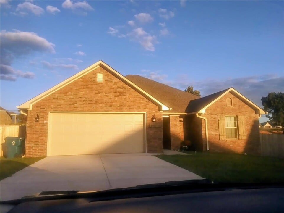 2117 Cedar Cir in Gentry, AR - Building Photo