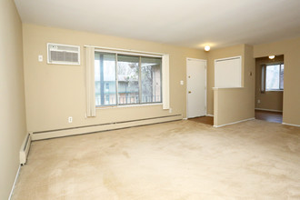 Plymouth Manor Apartments in Plymouth, MI - Building Photo - Interior Photo