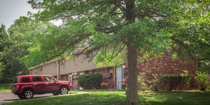 Colonial Oaks Apartments in Beaver Falls, PA - Building Photo - Building Photo