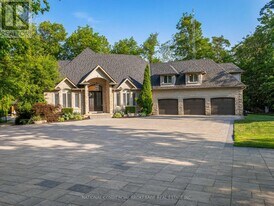 10088 Old Pine Crest Rd in Halton Hills, ON - Building Photo