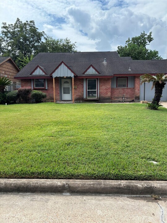 4115 Tidewater Dr in Houston, TX - Building Photo