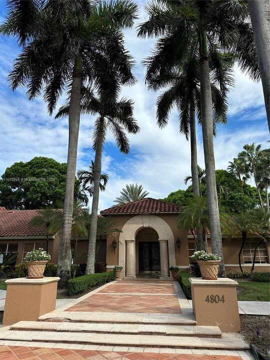 4808 N State Rd 7 in Coconut Creek, FL - Foto de edificio