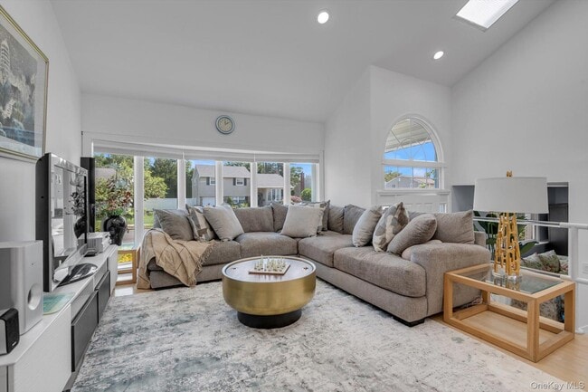 38 Loretta Dr in Syosset, NY - Building Photo - Building Photo