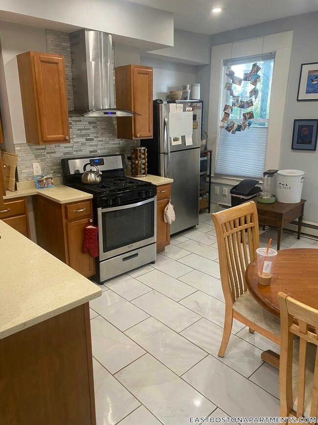 150 Bremen St, Unit 1 in Boston, MA - Building Photo - Building Photo