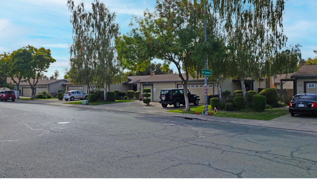 Emerald Pointe Townhomes in Stockton, CA - Building Photo - Building Photo