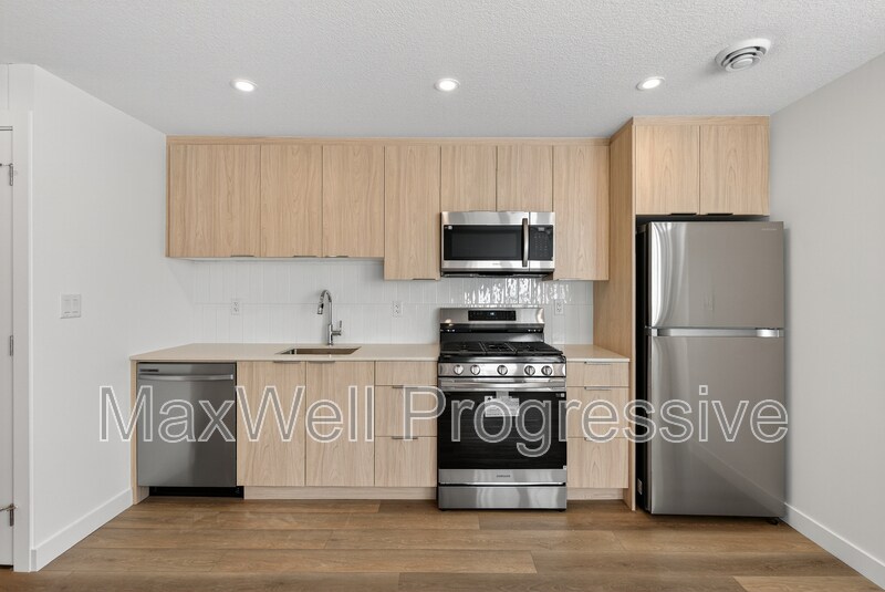 11113-11151 51 St NW in Edmonton, AB - Building Photo