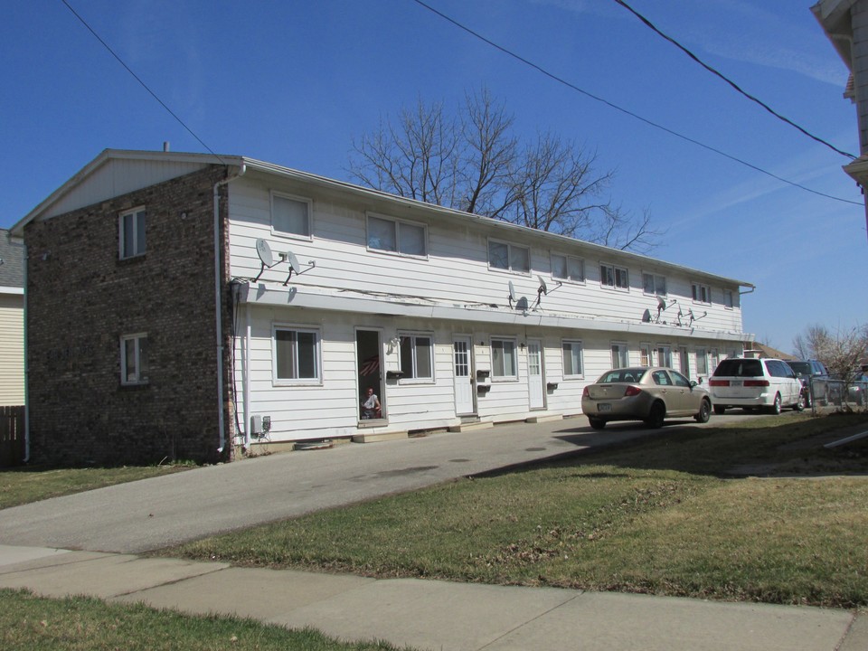 811 W 3rd St in Waterloo, IA - Building Photo