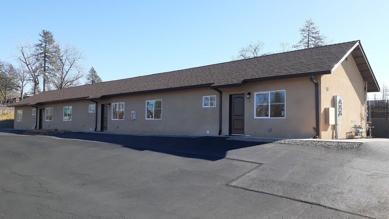 587 Oakwood Ln in Paradise, CA - Building Photo