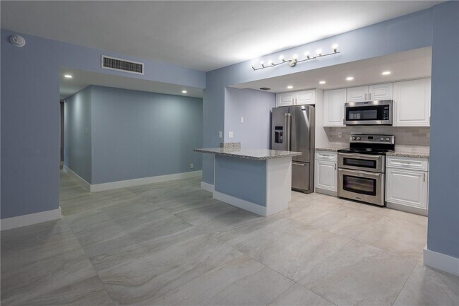 20350 W Country Club Dr, Unit PH24-4 in Aventura, FL - Building Photo - Building Photo