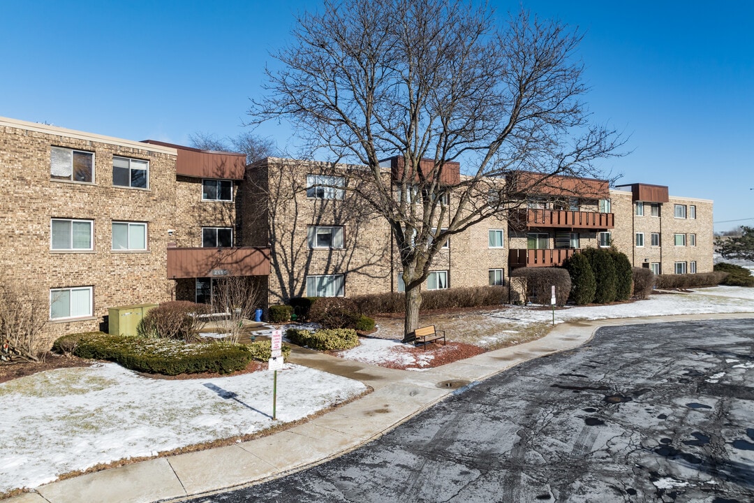 Brookwood Condos in Rolling Meadows, IL - Building Photo