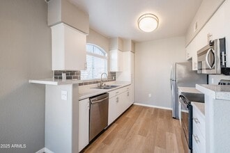 5151 E Guadalupe Rd in Phoenix, AZ - Foto de edificio - Building Photo