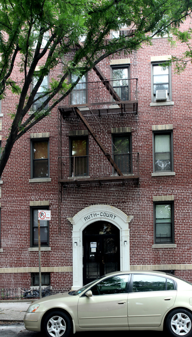 Ruth-Court in Ridgewood, NY - Foto de edificio - Building Photo