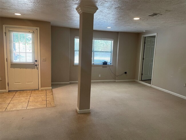 302 Somerset in Montgomery, TX - Building Photo - Building Photo