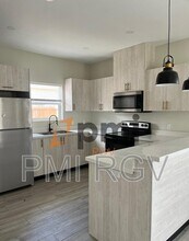 1320 N McColl Rd in Edinburg, TX - Foto de edificio - Building Photo