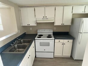 4126 Shoreline Dr in New Port Richey, FL - Foto de edificio - Building Photo