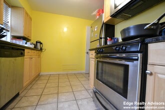 134 Foster St, Unit 1 in Boston, MA - Foto de edificio - Building Photo