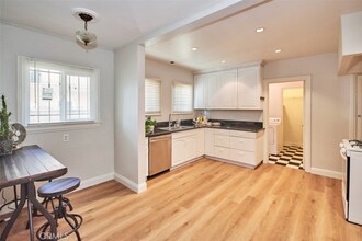 6669 De Longpre Ave, Unit Studio in Los Angeles, CA - Building Photo - Building Photo