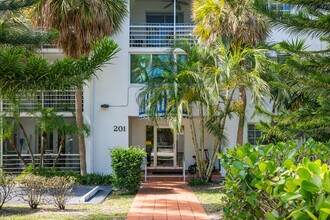 Key Biscayne VI Condominiums in Key Biscayne, FL - Foto de edificio - Building Photo