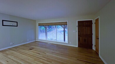 18935 Marine View Dr SW in Normandy Park, WA - Building Photo - Building Photo