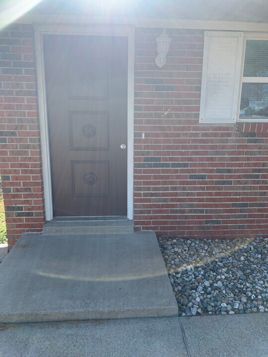 150 E Back St in Hecker, IL - Foto de edificio