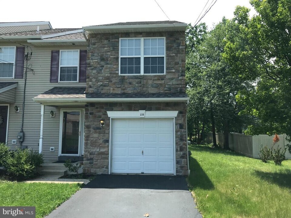 220 E Mt Vernon St in Lansdale, PA - Building Photo