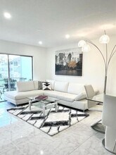 5051 W Oakland Park Blvd in Lauderdale Lakes, FL - Building Photo - Building Photo