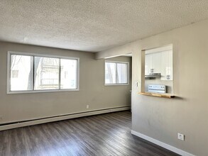 10724-10105 105 St NW in Edmonton, AB - Building Photo - Building Photo