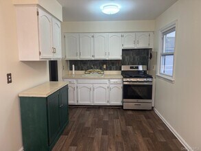 110 Evergreen Ave in Lynbrook, NY - Foto de edificio - Building Photo