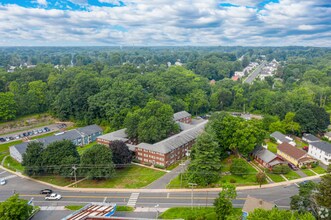266 Main St in Windsor Locks, CT - Foto de edificio - Building Photo