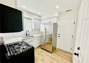 9218 Elm Vista Dr in Downey, CA - Building Photo - Building Photo