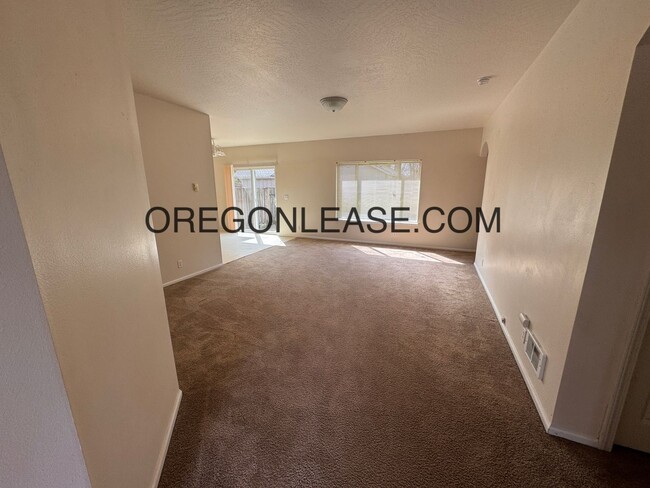 3440 Arrowhead St in Eugene, OR - Foto de edificio - Building Photo
