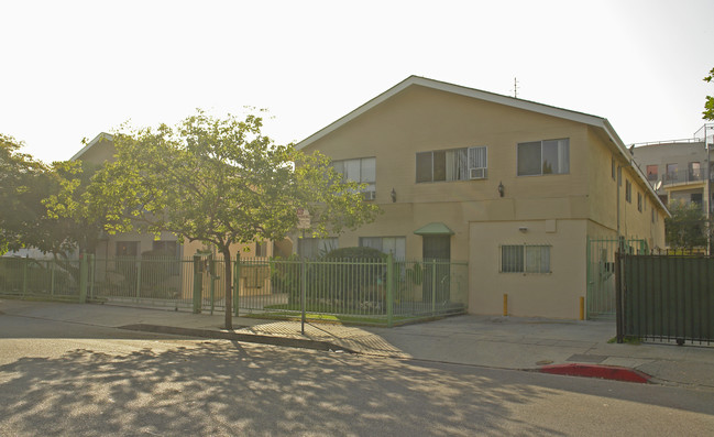 1137 N Beachwood Dr in Los Angeles, CA - Foto de edificio - Building Photo