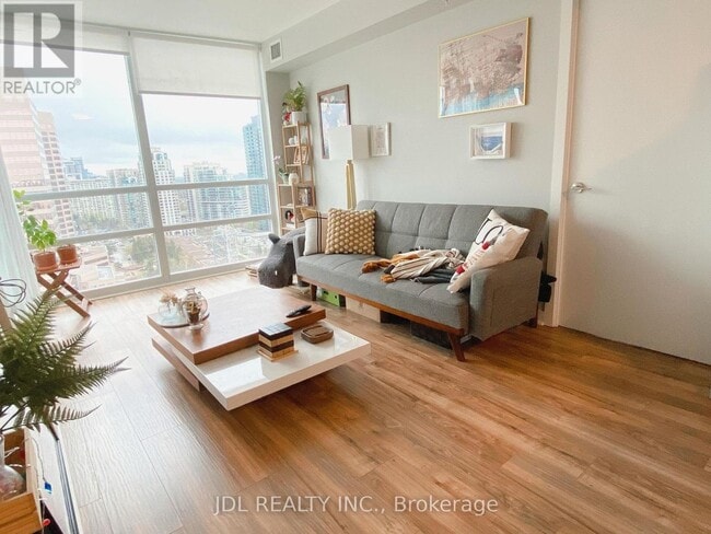 5740 Yonge St in Toronto, ON - Building Photo - Building Photo