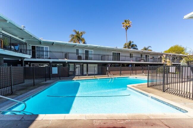 Aloha in Hayward, CA - Building Photo - Building Photo