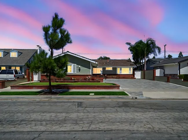 5441 Richmond Ave in Garden Grove, CA - Foto de edificio - Building Photo