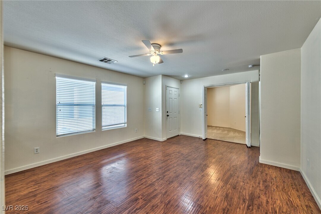 358 Silverado Pines Ave in Las Vegas, NV - Building Photo
