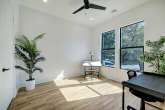 4715 McKinney St in Houston, TX - Foto de edificio - Building Photo