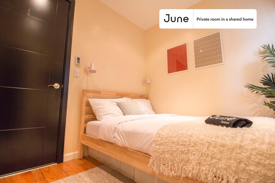 Private bedroom in 4 bed/2 bath Home in New York, NY - Building Photo