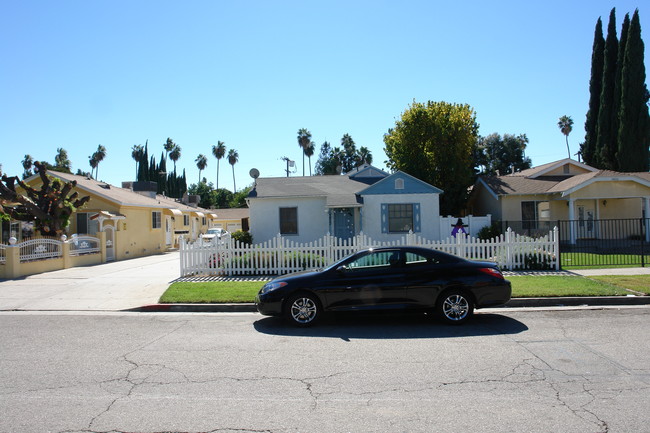 14820 Sylvan St in Van Nuys, CA - Building Photo - Building Photo