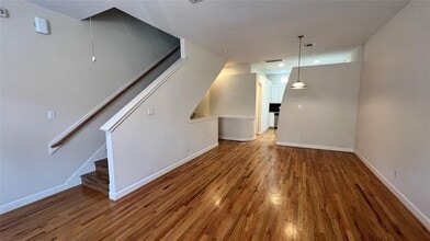 2710 Hullsmith Dr in Houston, TX - Foto de edificio - Building Photo