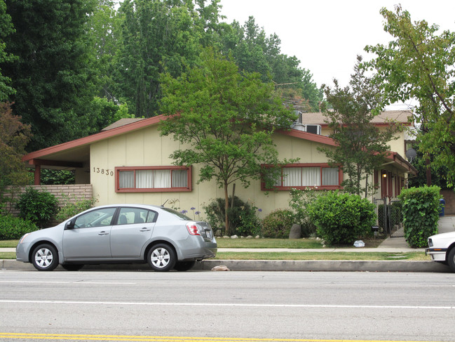 13830 Burbank Blvd in Van Nuys, CA - Building Photo - Building Photo