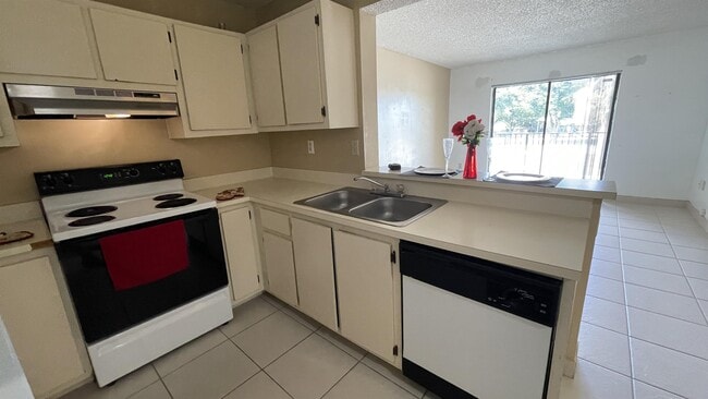 250 Palm Cir W in Pembroke Pines, FL - Foto de edificio - Building Photo